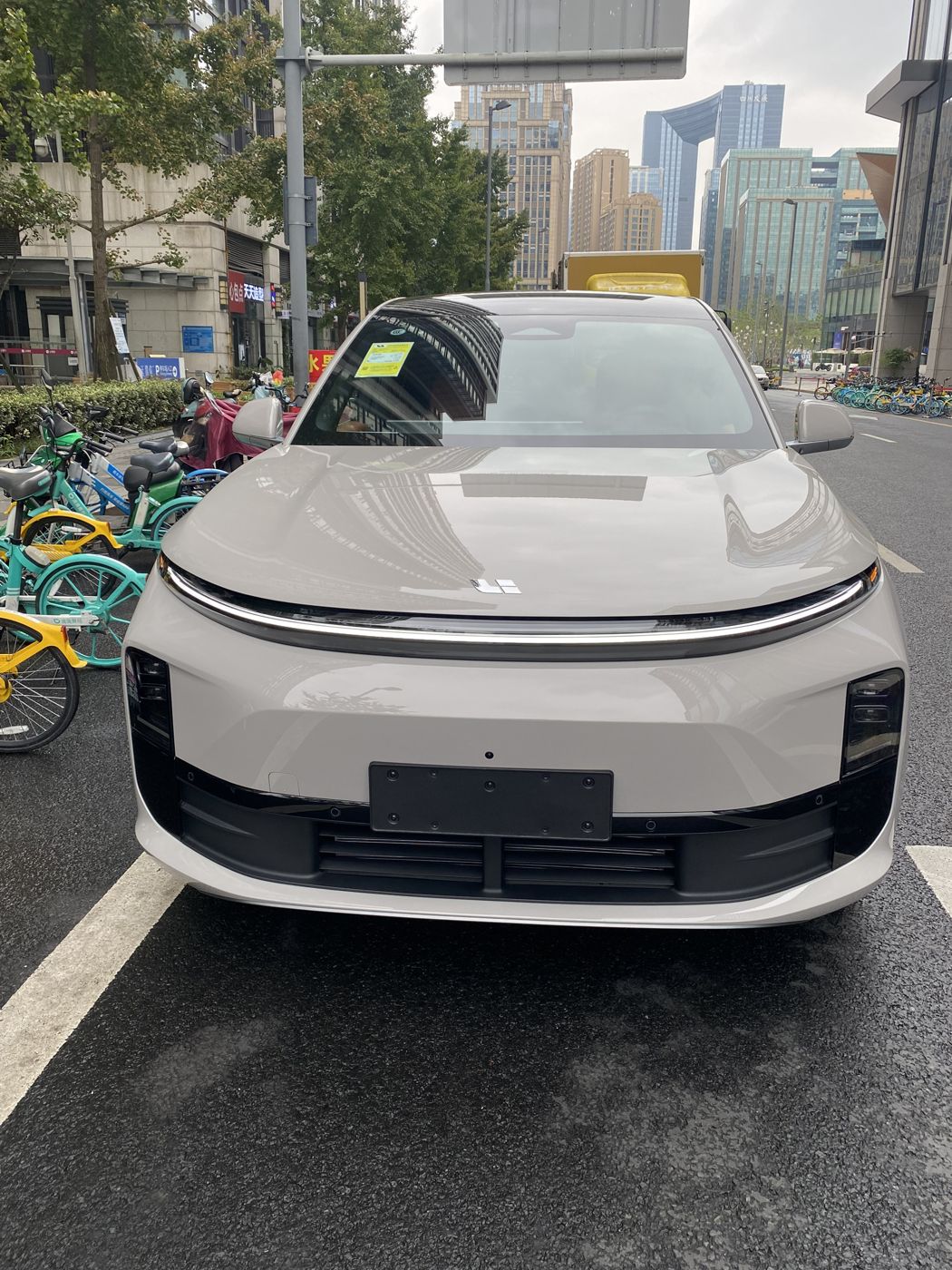尊龙 MEGA 高压纯电 MPV